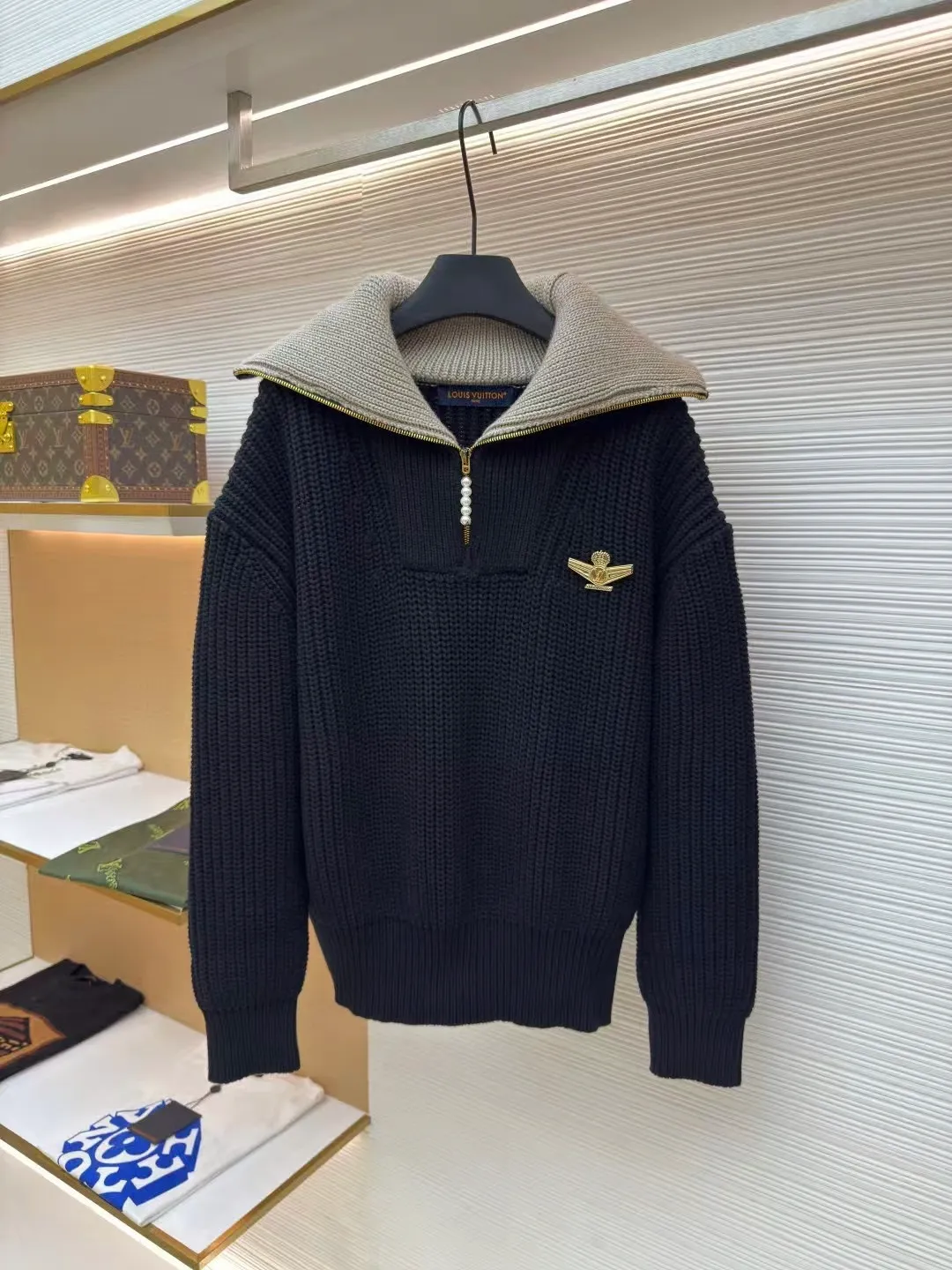 LOUIS VUITTON Pearl Aviator Brooch Lapel Sweater ●Authentic product: 25100 purchased and developed ●Item number: 1680544-D15 ●Fabric: wool blended fabric ●Technology: knitted ●Version: fitted version ●Weight: about 1720g ●Size: XS-S-M-L ●Description: The fabric is made of cotton-wool blended cotton thread, 35% wool, 65% cotton yarn. The ready-to-wear fabric has a soft feel and is thick and slightly elastic. The chest logo is alloy electroplated gold, the zipper is natural mother of pearl, and the pull tabs are electroplated brass. The cuffs have mother-of-pearl and each button has the brand's LOGO. All accessories are developed according to the original version, and every detail and weight of each accessory is restored. This half-zip pullover continues the dandy style of the 2025 spring and summer show. It is made of sheep wool blended with a thick cable knit, and the body and collar are rendered in different colors. The LV Airways brooch sits elegantly on the chest, and the zipper pull and cuffs sparkle with pearlescent light. The overall routing is straight and delicate, the fabric is comfortable and soft, and the color is consistent without color difference. It can be matched with the same style to create a fashionable look and control various occasions. Customized accessories, complete with three standards, same style for men and women! .